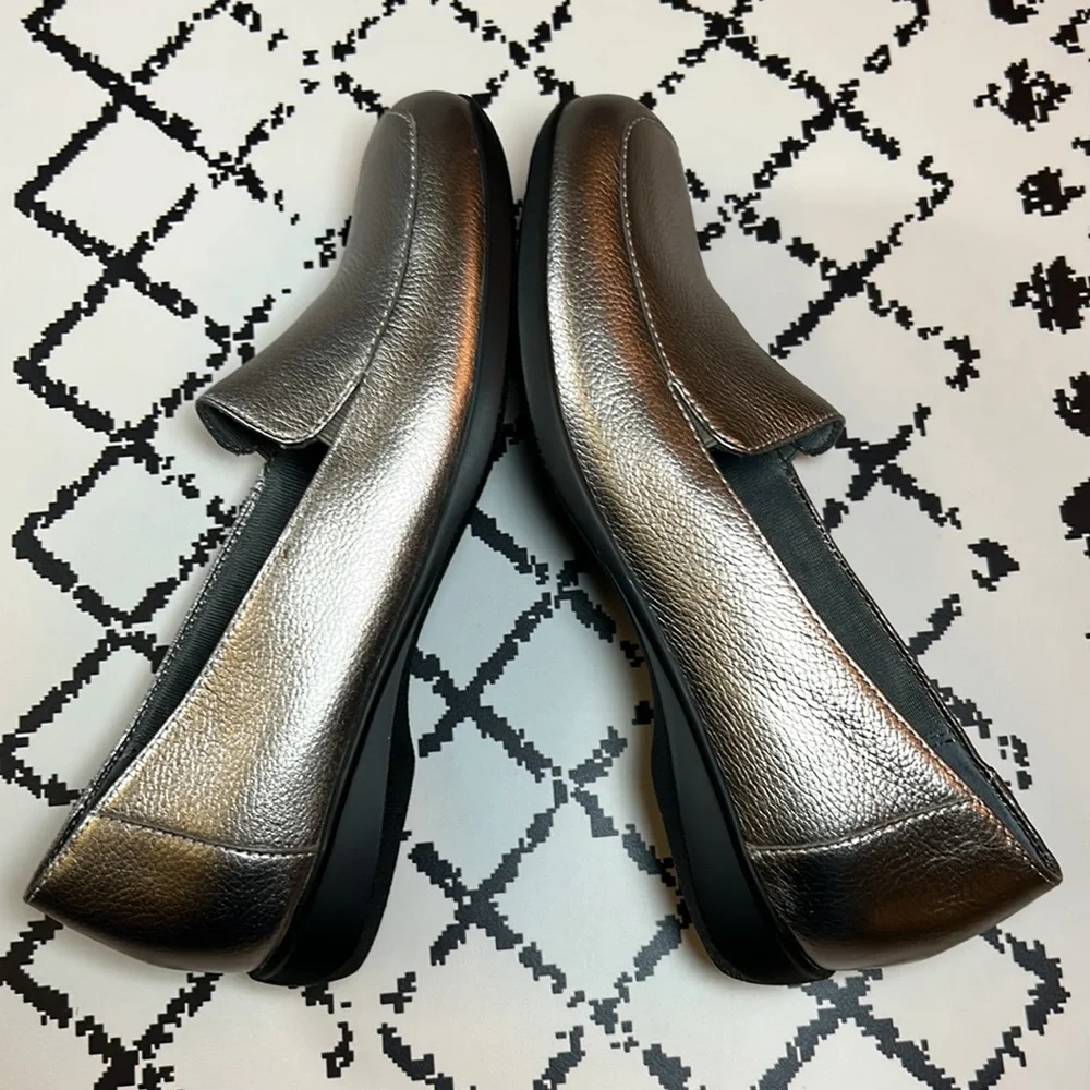 Trotters Metallic Pewter Loafers